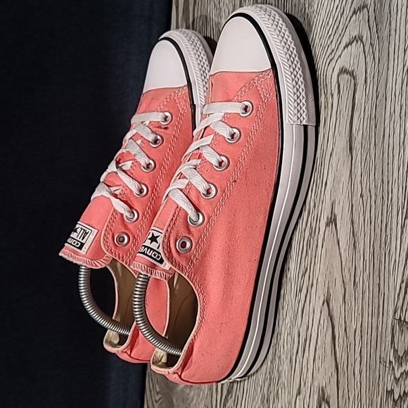 Converse Chuck Taylor All Stars Women’s 10 Men's 8 Pink Low Top - Picture 1 of 7